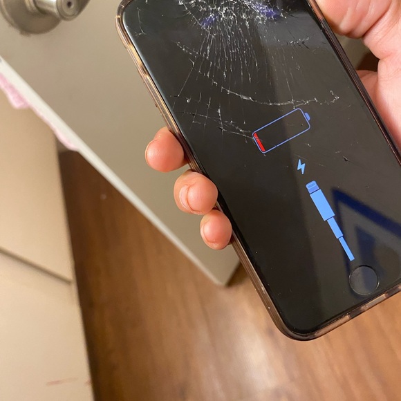 Cracked iPhone SE - Picture 3 of 9